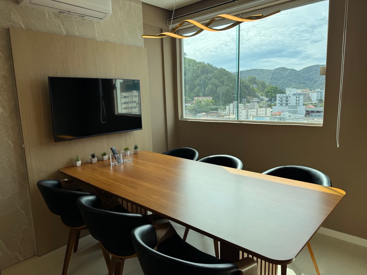 Sala de reunião da Zion Contábil, de frente pra serra